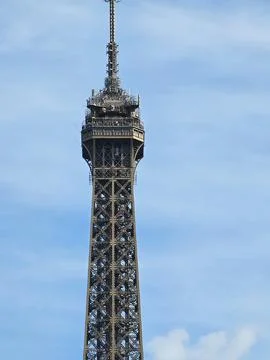 Paris Eiffel Tower, in spring with beautiful sky in the background Stockfoto's