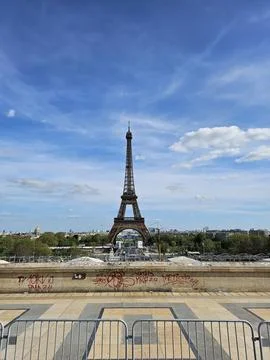 Paris Eiffel Tower, in spring with beautiful sky in the background 스톡 사진