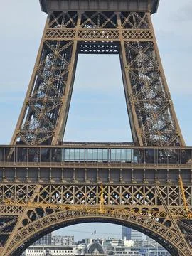 Paris Eiffel Tower, in spring with beautiful sky in the background Foto stock