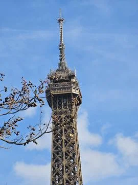 Paris Eiffel Tower, in spring with beautiful sky in the background Foto stock