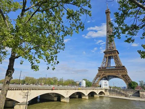 Paris Eiffel Tower, in spring with beautiful sky in the background Stockfoto's
