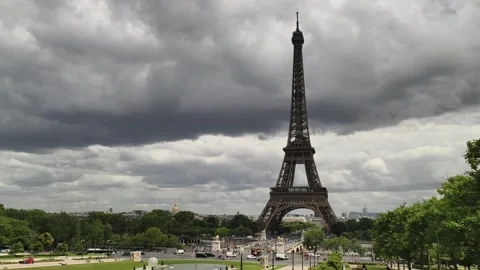Paris Eiffel Tower Timelapse Traffic Bridge Pedestrians Stormy Sky France Vidéo 336571718