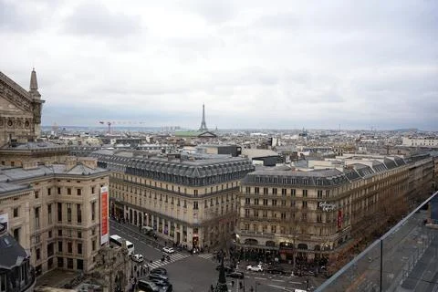 Paris, France 01.24.2025 rooftops with Eiffel Tower and bustling streets. Stockfoto's