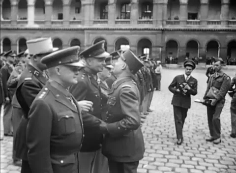 PARIS, FRANCE - 1945: Press coverage - Cameramen record medal presentations Stockbeeldmateriaal 344494875