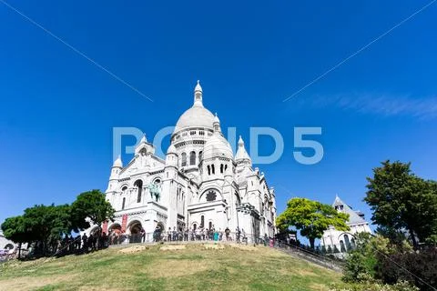 PARIS, FRANCE - August 7, 2016 : beautiful Street view of Montmartre in Pari Stock Photos