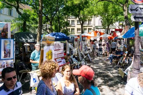 PARIS, FRANCE - August 7, 2016 : beautiful Street view of Montmartre in Pari Stock Photos
