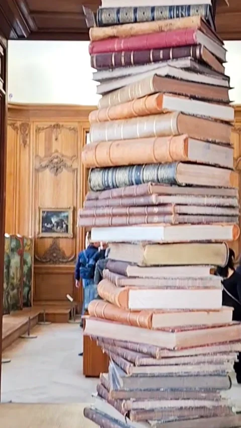 PARIS, FRANCE - MARCH 2024: Stack of books sculpture inside the Petit Palais 库存影片 330590567