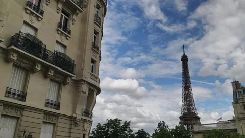 Paris Haussmann Building Eiffel Tower Timelapse Cloudy Sky France Vidéo 336571806