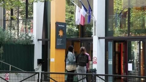 Paris high school infested with bedbugs won't close, París, FR - 06 Oct 2023 Video stock 252376729