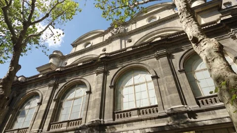 Paris historic building facade with arch windows Vídeos de archivo 344832329