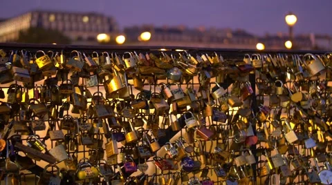 Paris, hundreds of love locks 動画素材 57527558