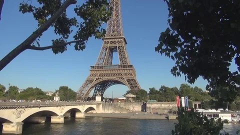 Paris Image with Old Bridge Over Seine River and Eiffel Tower in Background Stockbeeldmateriaal 84884107