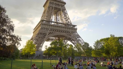 PARIS - JUNE 2018 : Eiffel tower daily in Paris, France 스톡 동영상 91801765