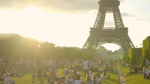 PARIS - JUNE 2018 : Eiffel tower daily in Paris, France 스톡 동영상 91801773