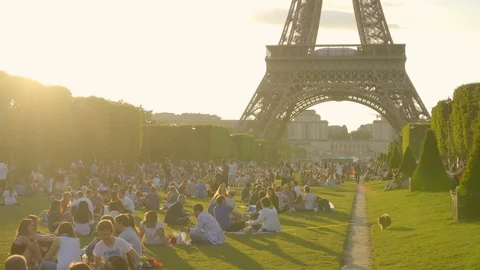 PARIS - JUNE 2018 : Eiffel tower daily in Paris, France 스톡 동영상 91801809