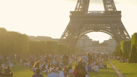PARIS - JUNE 2018 : Eiffel tower daily in Paris, France 스톡 동영상 91801811