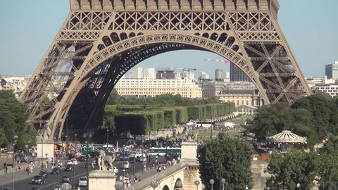 Paris Landmark Champ-De-Mars and Tour Eiffel Image with Peoples and Car Traffic Stockbeeldmateriaal 84859202