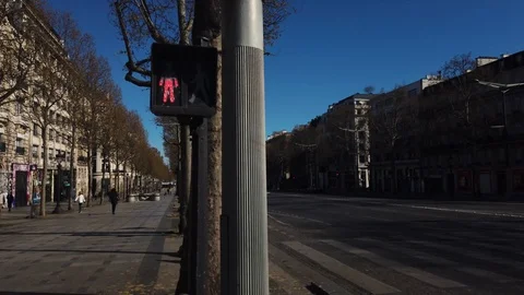 Paris Lock-down - Les Champs-elysées under covid19 (Coronavirus) Video stock 127483567
