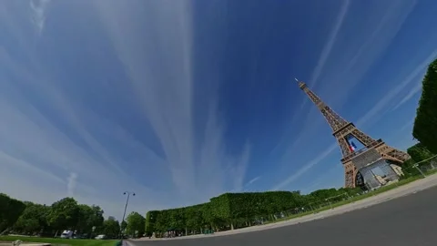 PARIS, LOCKDOWN, COVID, EMPTY CITY, EIFFEL TOWER, CHAMP DE MARS Video stock 154907412