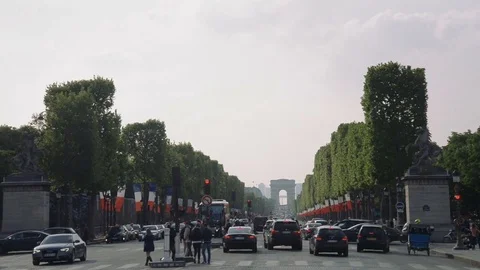 PARIS - MAI 2017: Looking down the bustling Champs Elysees to the Arc de Stock Footage 76586983