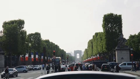PARIS - MAI 2017: Looking down the bustling Champs Elysees to the Arc de Stock Footage 76587040
