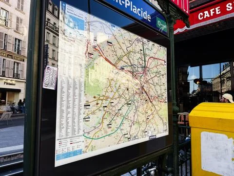 Paris Metro map display at Saint Placide station with street cafe reflectio.. Fotos Stock