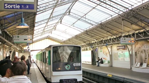 Paris Metro Station Stockbeeldmateriaal 46677099