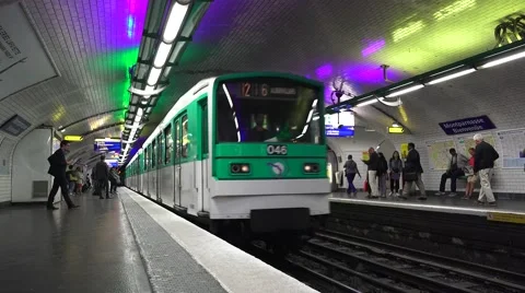 A Paris Metro train (in 4k) pulling in to a station. 스톡 동영상 53708804