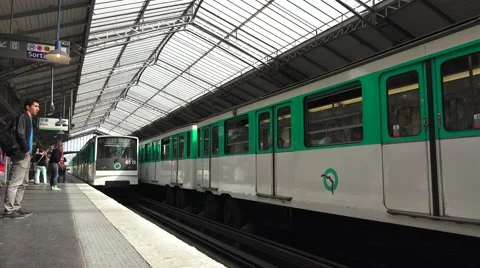 A Paris Metro train (in 4k) pulling in to a station. 動画素材 54076777