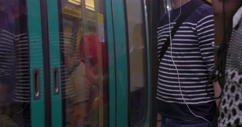 Paris Metro Train approaching - Commuters on station platform 스톡 동영상 211086332