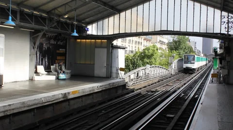 Paris metro train approaching 動画素材 35999075