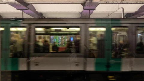 Paris Metro Train Arrival and Departure 動画素材 303948071