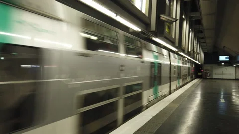 Paris Metro train arriving at platform 스톡 동영상 160046469