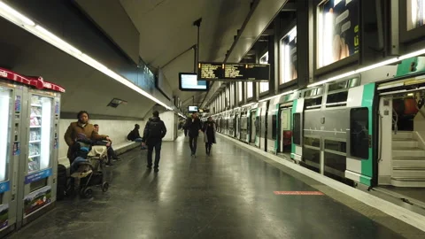 Paris Metro - Train at platform 動画素材 160044319