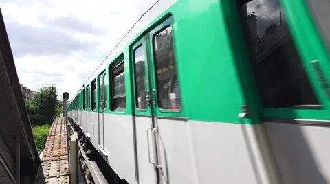 A Paris Metro train pulling in to a staion (in 4K), Paris, France. 動画素材 52921630