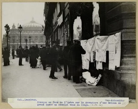 Paris Museums, Almost in front of the opera on the storefront of a Grand Lusce h 스톡 사진