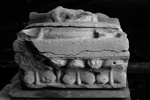 Paris Museums, Base with claws on a plinth in enforcement, excavation of the hot Foto stock