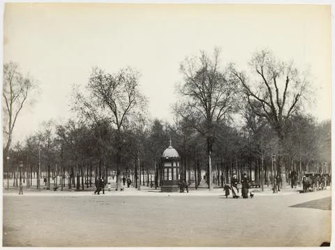 Paris Museums, A corner of the invalid esplanade, a kiosk of a car station, in t 库存照片