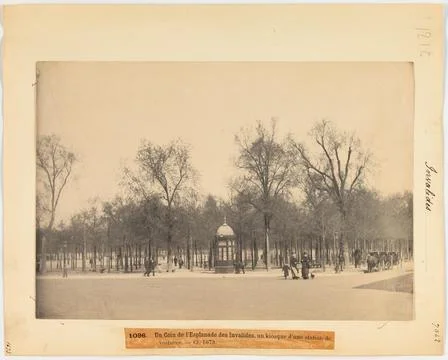 Paris Museums, A corner of the invalid esplanade, a kiosk of a station of cars. 库存照片