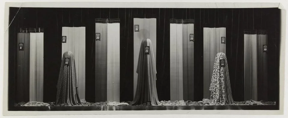 Paris Museums, Showcase with tissues, spring store, boulevard Haussmann, 9th arr Foto stock