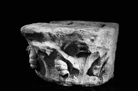 Paris Museums, Two half-capitals decorated with winded leaves, from the Hotel de Foto stock