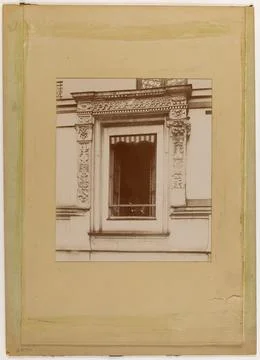 Paris Museums, Window frame decorated with mansion, Paris Foto stock