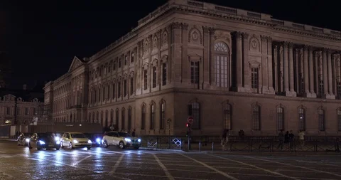 Paris at night. Traffic on road near Louvre.  Stockbeeldmateriaal 118281153