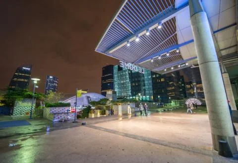 Paris - oct 22, 2012: la defense buildings at night. la défense is europe's Fotos de archivo