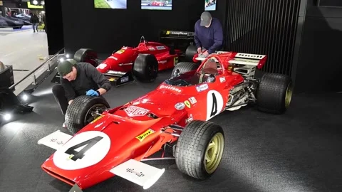 Paris opens the doors of its classic car show, París, FR - 04 Feb 2025 Vídeos de archivo 301019842