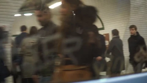 Paris Opera Metro Station The Train Leaving 動画素材 116787376