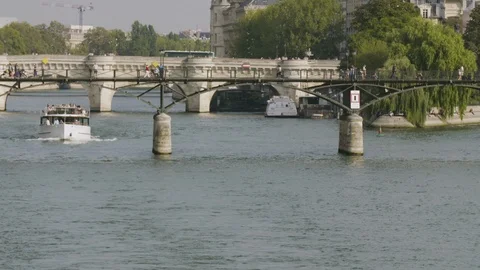 PARIS PASSENGER BOAT BACKGROUND 動画素材 95976081