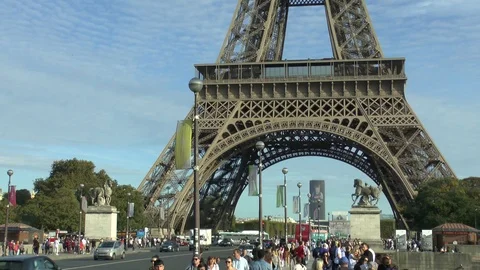 Paris. On the Pont d'Iéna against the background Tour Eiffel. 動画素材 103487997