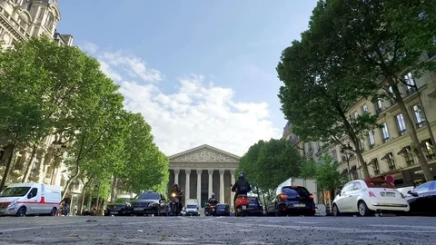 Paris, Rush hour trafic at La Madeleine, or Sainte-Marie-Madeleine Vidéo 98995361