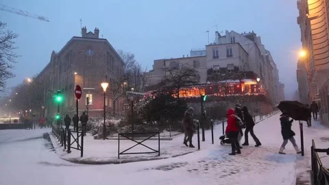 Paris sees heavy snowfall, París, FR - 07 Jan 2026 Stock Footage 325853476
